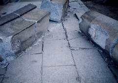 倒壊した旧鳥居の写真